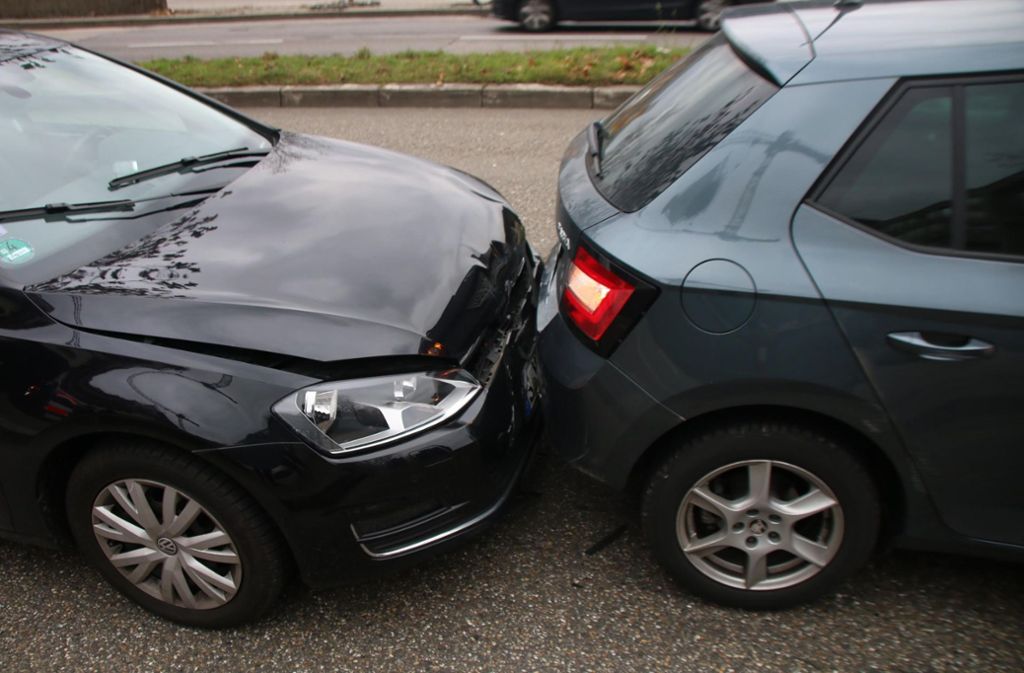 Wegen einer Unaufmerksamkeit fuhr er auf den Skoda einer 31-Jährigen auf, die verkehrsbedingt angehalten hatte. Dabei wurde der Skoda auf einen davorstehenden Renault geschoben.