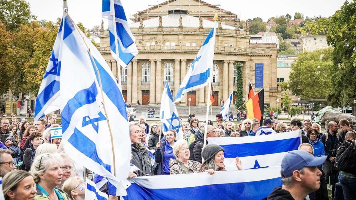 Demo in Stuttgart: Teilnehmer zeigen Solidarität mit Israel