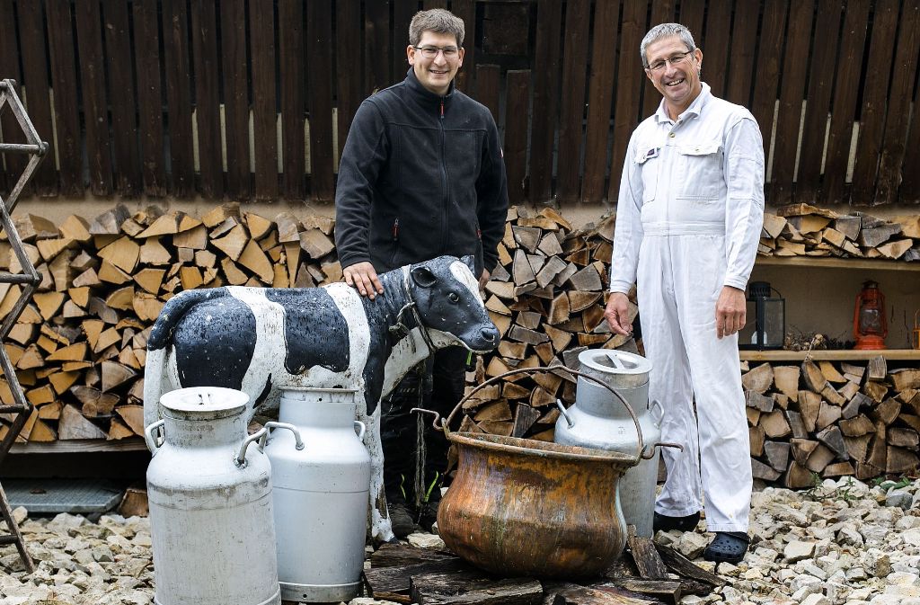 Helmut Rauscher (re.) und sein Sohn Martin betreiben in Hohenstein einen Bauernhof mit Büffeln und Kühen.