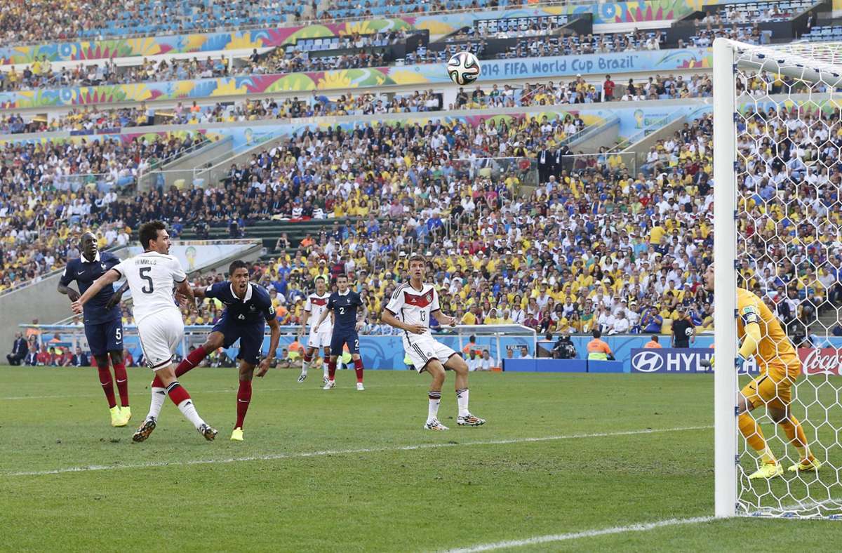 Am Ende reicht ein Kopfballtreffer von Mats Hummels zum 1:0-Sieg, der die Deutschen ins Halbfinale bringt. Es folgen ein 7:1 gegen Gastgeber Brasilien und schließlich der Finalsieg gegen Argentinien.