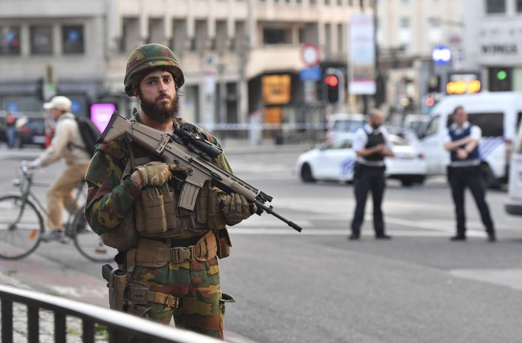 Polizisten und Soldaten sichern den Brüsseler bahnhof ab.