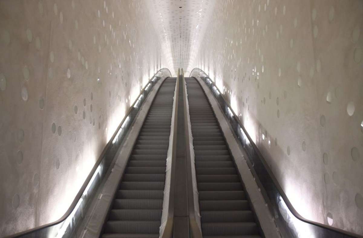 Ein hochmoderne Variante ist die 82 Meter lange „Tube“. Sie führt Besucher der Hamburger Elbphilharmonie auf die öffentliche Plaza, eine Aussichtsplattform in 37 Metern Höhe. Nach Angaben der finnischen Herstellerfirma Kone ist die zweispurige, konvex gebogene Rolltreppe „die längste Rolltreppe Westeuropas und die weltweit einzige, die einen Bogen beschreibt“. Die Fahrt dauert zweieinhalb Minuten.