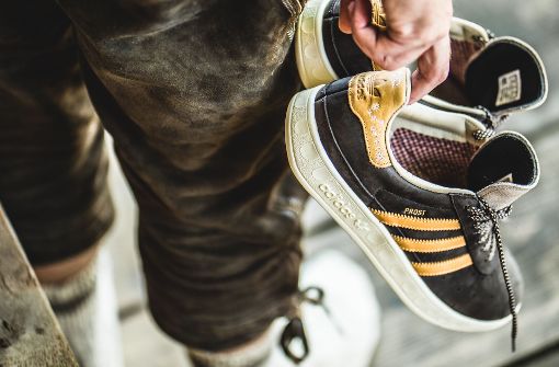 Lederhosen-braun und mit Stickereien: Werden die bierabweisenden Sneaker zum Trend in den Bierzelten? Foto: 43einhalb Sneaker Store
