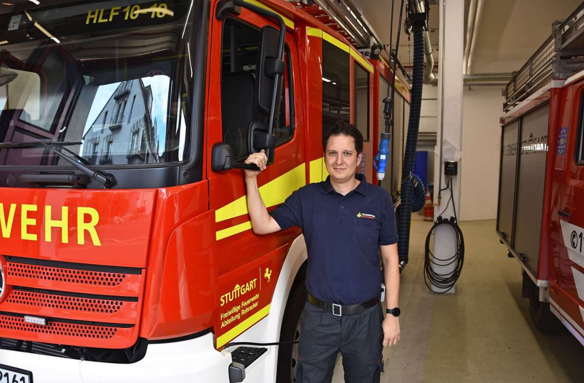 Matthias Neef, der Kommandant der Freiwilligen Feuerwehr Rohracker steht stolz am neuen, hochmodernen Einsatzfahrzeug. Foto: Mathias Kuhn/Mathias Kuhn