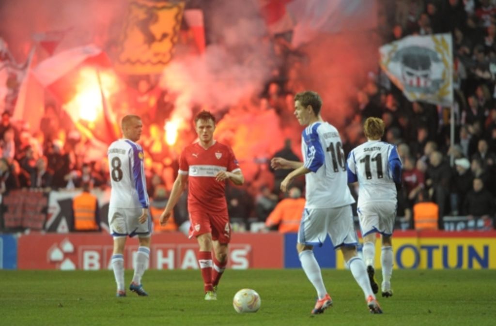 Beim Spiel des VfB Stuttgart gegen Kopenhagen vor einigen Wochen brennen Fans bengalische Feuer ab. Foto: dpa