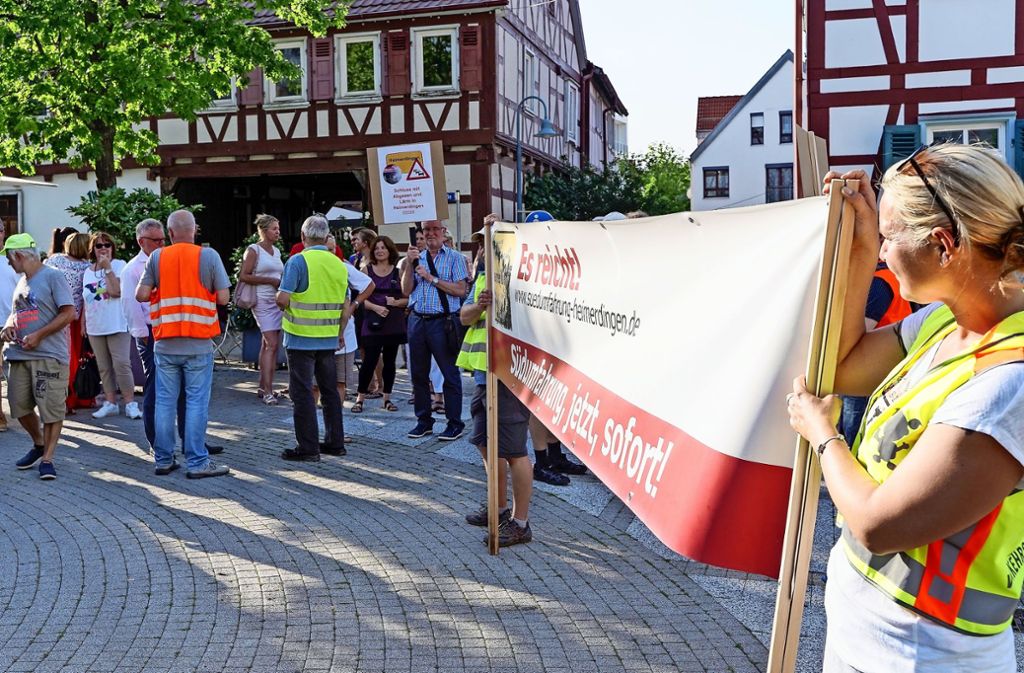 Einsatz für die Heimerdinger Südumfahrung: Die Demo mit Plakaten und Trillerpfeifen auf dem Laien in Ditzingen war laut. Mehr Fotos finden Sie in unserer Bildergalerie. Klicken Sie sich durch.