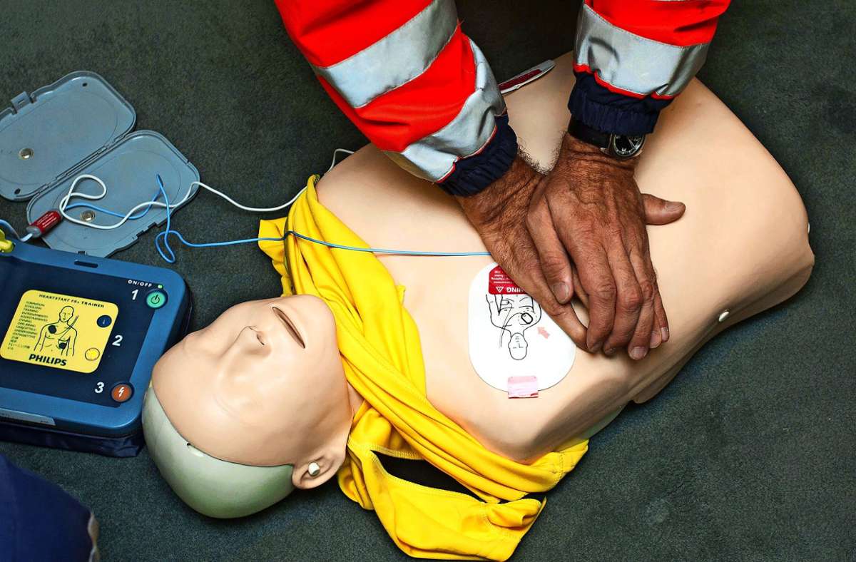 AED-Geräte können auch von Laien bedient werden. Wer beherzt zugreift, kann Leben retten. Foto: dpa/Jörg Carstensen