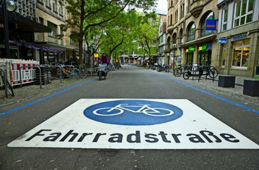 An der Eberhardstraße gelten strenge Regeln für Autofahrer. Nur Lieferverkehr ist zu bestimmten Uhrzeiten erlaubt. Behindertenparkplätze dürfen angesteuert werden. Foto: /Leif Piechowski