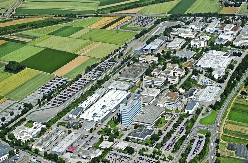 Direkt neben der Bosch-Niederlassung in Schwieberdingen mit 7000 Mitarbeitern (rechts im Bild) will Porsche bauen.
