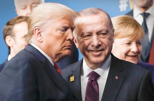 Das Verhältnis zwischen der Nato und dem türkischen Präsidenten Erdogan (oben) bleibt schwierig. Frankreichs Präsident Macron (Mitte) und US-Präsident Trump sprachen ausführlich. Und Kanzlerin Merkel musste sich keine neuen Vorhaltungen machen lassen. Foto: AFP/Ludovic Mati/Peter Nicholls, dpa/Michael Kappeler