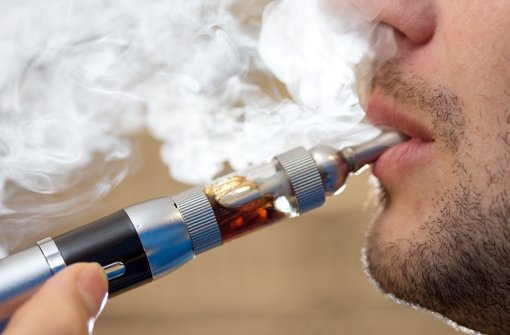 In Sachen Rauchverbot und Besteuerung soll die E-Zigarette gleich behandelt werden wie die normale Zigarette, findet die Drogenbeauftragte der Bundesregierung. Foto: dpa