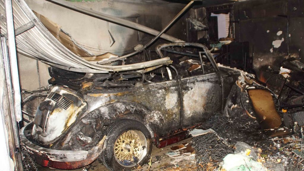Garagen im Kreis Böblingen brennen: Käfer-Oldtimer wird Raub der Flammen
