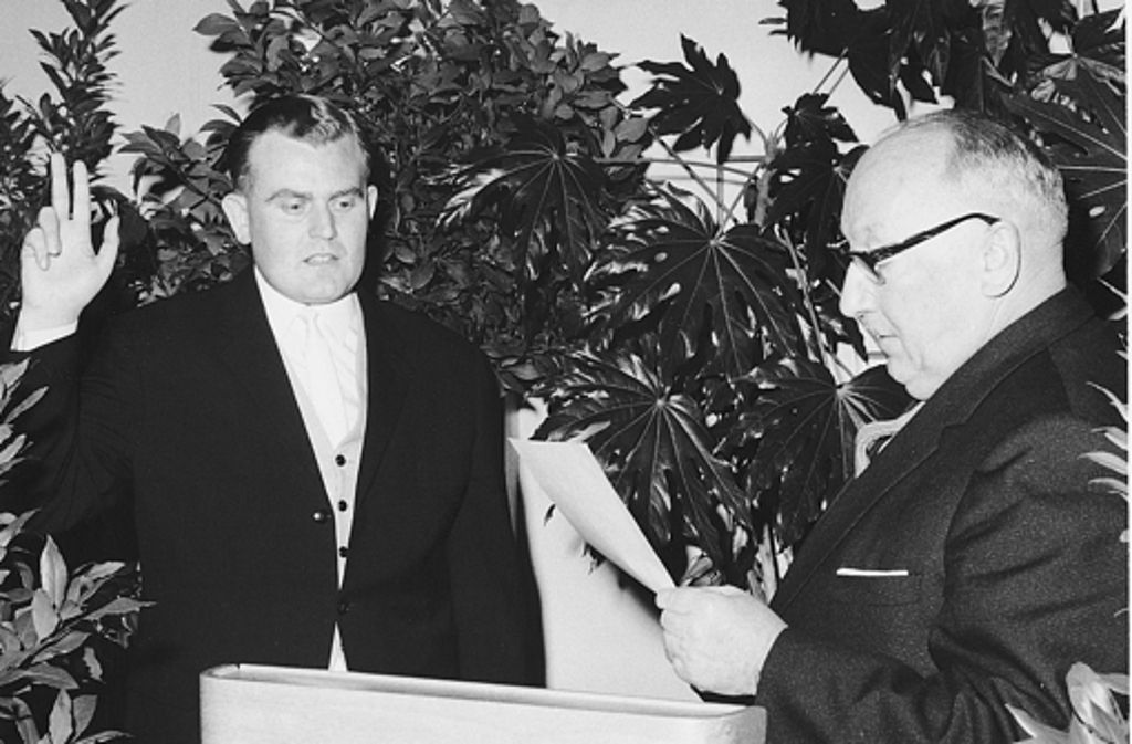 Nach seiner Staatsprüfung zum Diplom-Verwaltungswirt im Jahr 1961 wird Erwin Teufel 1964 zum Bürgermeister von Spaichingen gewählt. Von 1965 an sitzt er auch im Kreistag und im Kreisrat des Landkreises Tuttlingen.