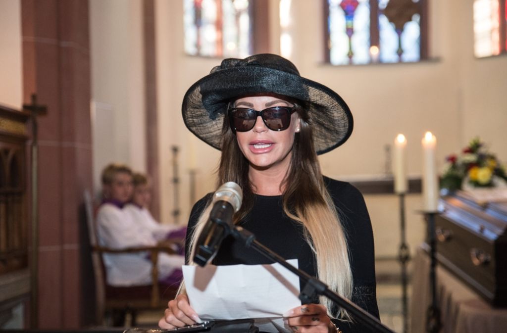 Das Model Gina-Lisa Lohfink kann trotz aller öffentlichen Häme dem Blitzlichtgewitter nicht widerstehen. In einer Kirche in Wiesbaden nahm sie an einer inszenierten Trauerfeier teil.
