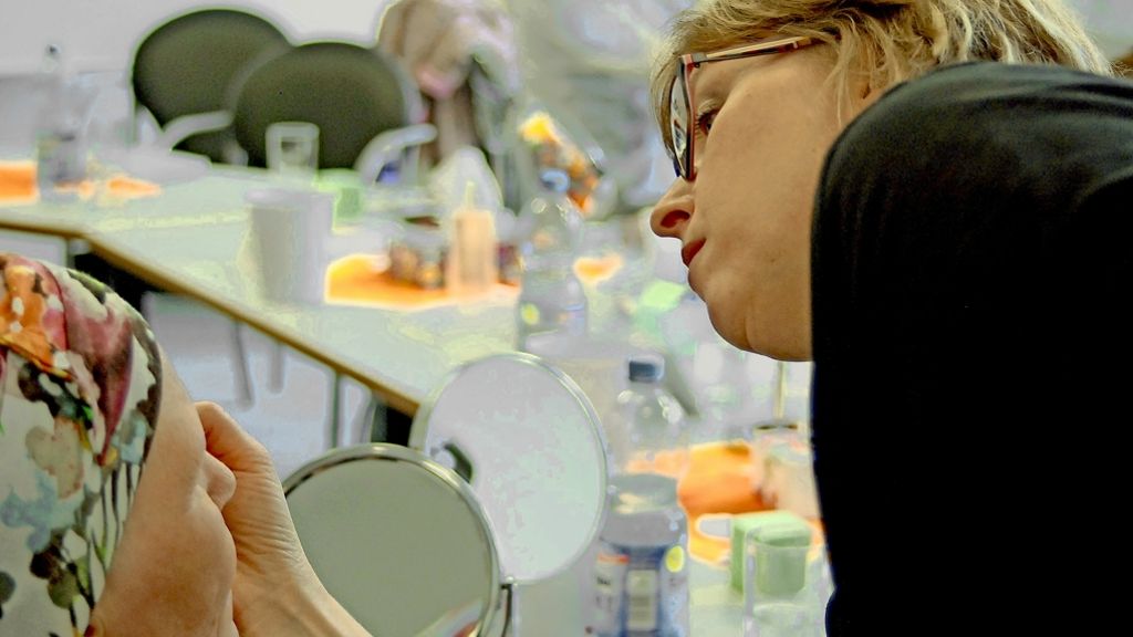 Kosmetikseminar für Krebspatientinnen in Ludwigsburg: Schminke für mehr Lebensenergie