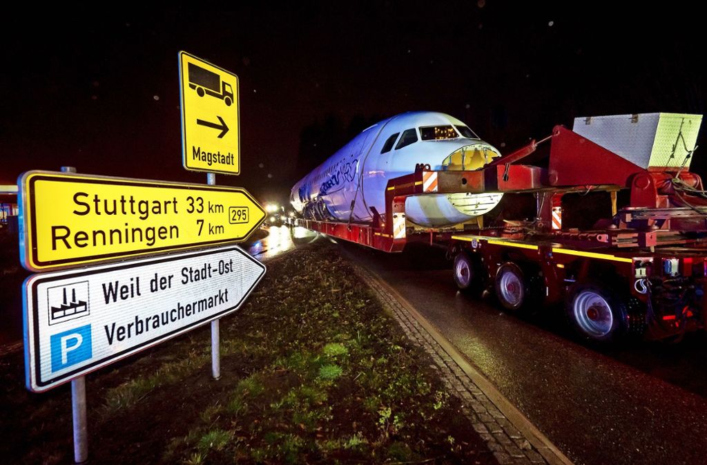 Die Bundesstraße als Rollbahn: Der Airbus A 320 rollte nachts durch den Großraum Stuttgart.
