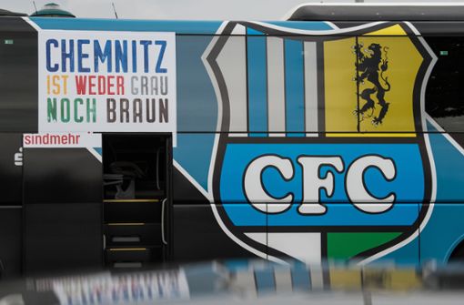 Der Chemnitzer FC hat nach den Vorfällen in der sächsischen Stadt seinen Mannschaftsbus mit Stellungnahmen gegen Rassismus und Rechtsradikalismus beklebt. Foto: dpa