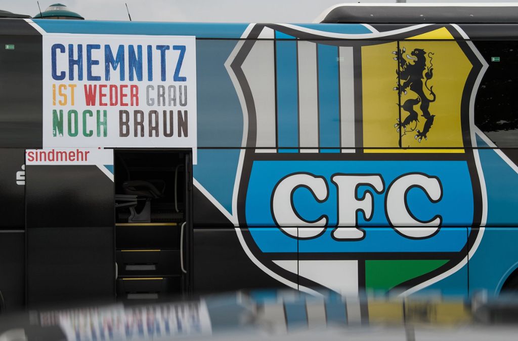 Der Chemnitzer FC hat nach den Vorfällen in der sächsischen Stadt seinen Mannschaftsbus mit Stellungnahmen gegen Rassismus und Rechtsradikalismus beklebt. Foto: dpa