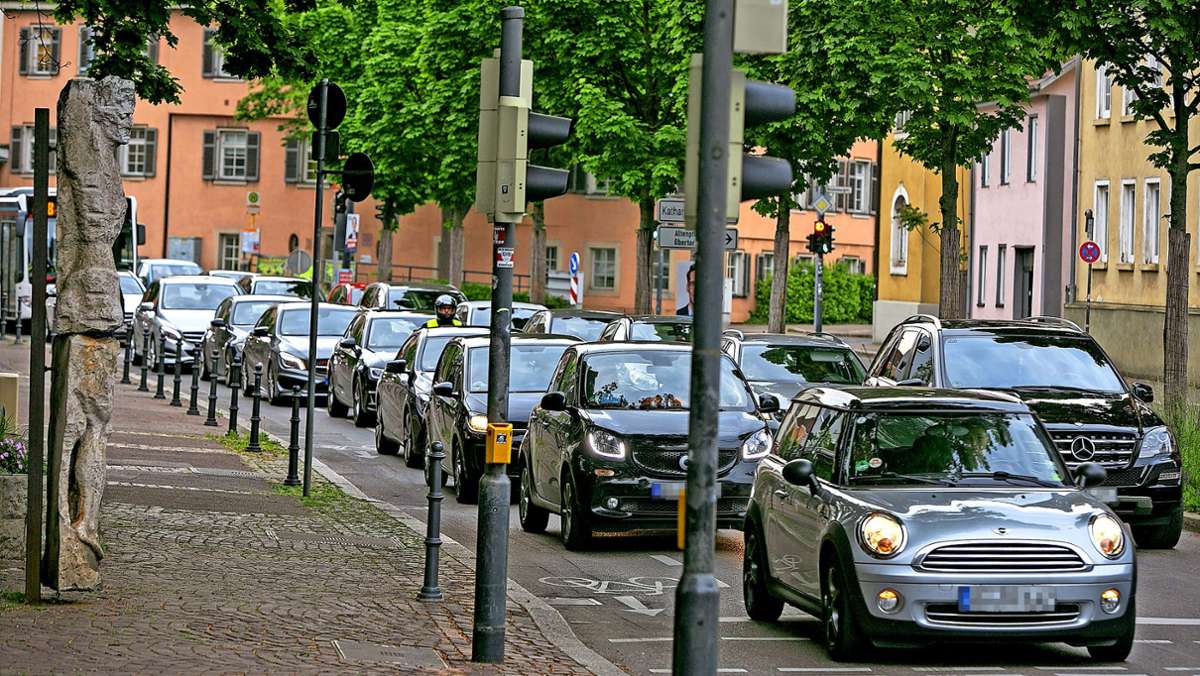 Der stark auf den Autoverkehr ausgerichtete Esslinger Altstadtring ist vielen ein Dorn im Auge. Die Stadt will die Route deshalb auch für Fußgänger und Radfahrer attraktiver gestalten und setzt dabei auf eine Einbahnstraße.