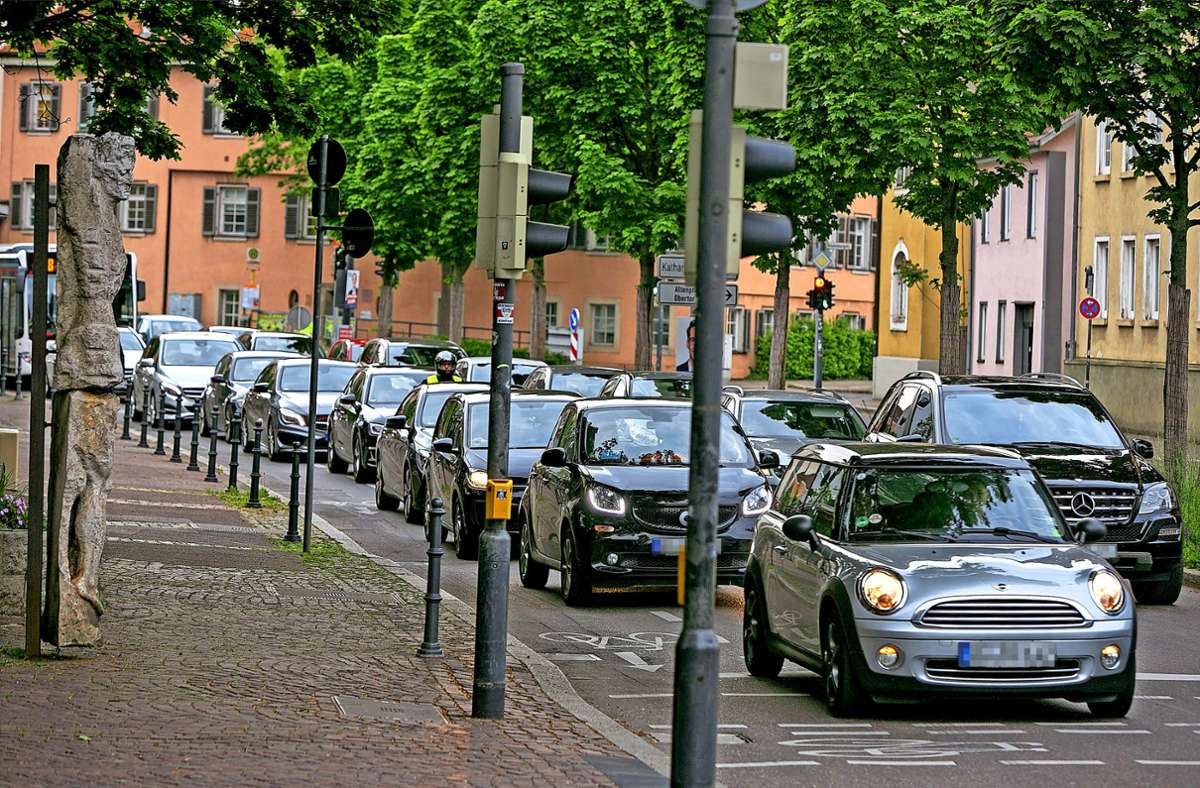 Viel Platz für Autos, wenig für Radfahrer und Fußgänger: So sieht es bislang auf dem Altstadtring aus. Doch so soll es nicht bleiben.
