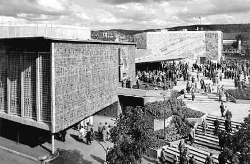 1956 wurde die von Rolf Gutbrod erbaute neue Liederhalle eröffnet.