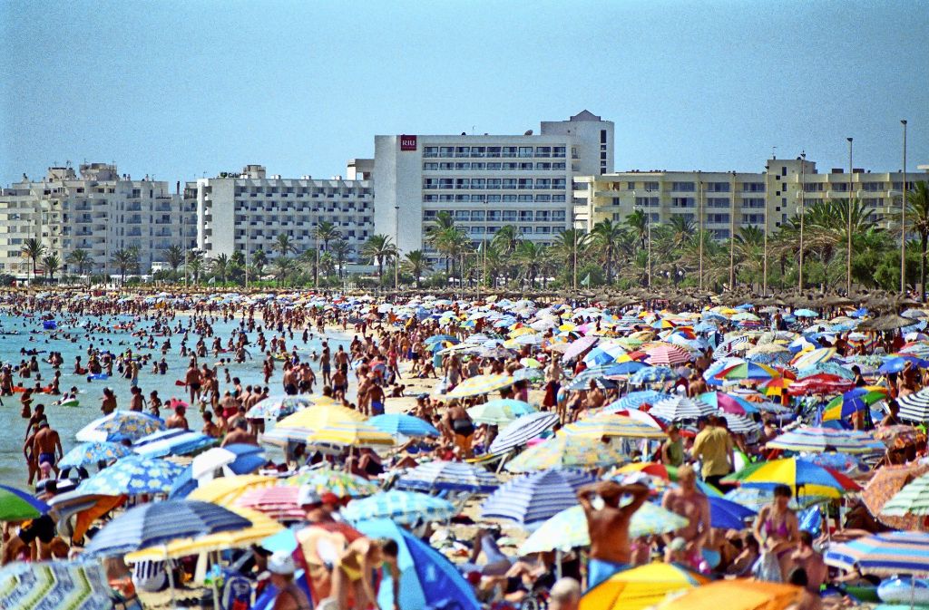 Am Strand von Cala Millor auf Mallorca kommen die Urlauber einander recht nahe. Foto: Hendrik Schwartz/Adobe Stock