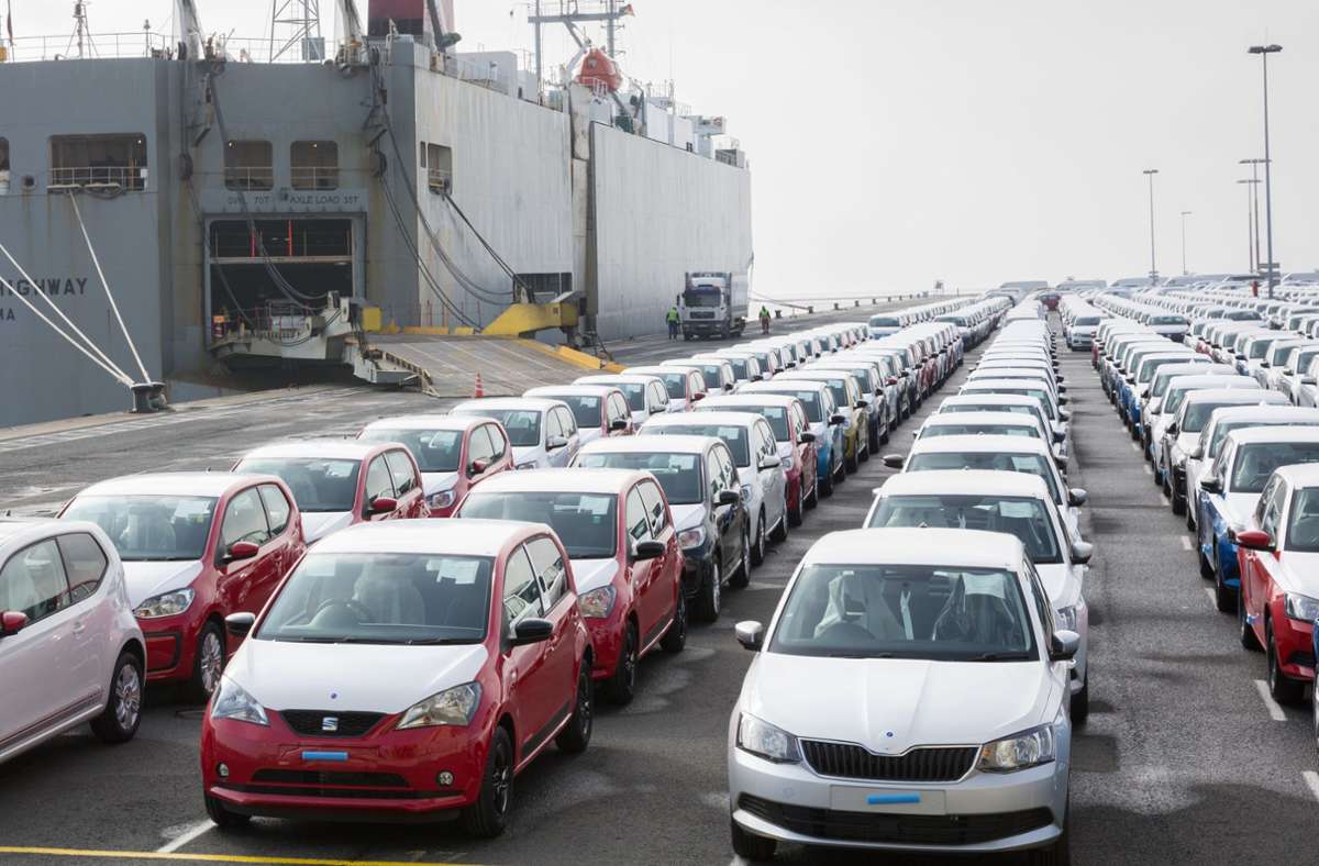 Eine riesige Zahl von Autos wird in Deutschland für die Weltmärkte exportiert. Doch beim E-Auto sackt die Bedeutung der deutschen Hersteller ab. Das Bild zeigt den Hafen von Emden. Foto: picture alliance/dpa/Jörg Sarbach
