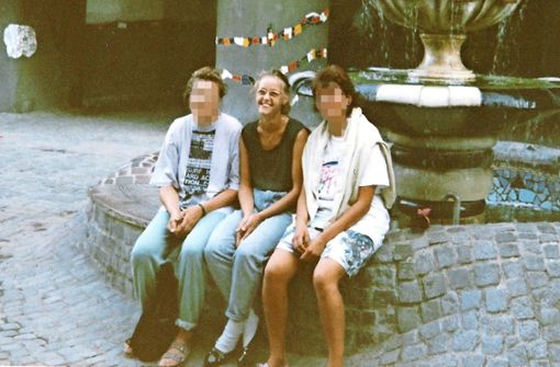 Die Erfurterin Katrin Linke (Mitte) und ihre beiden Fluchhelferinnen 1989 in Wien vor dem Hundertwasserhaus. Foto: Linke/Brensing