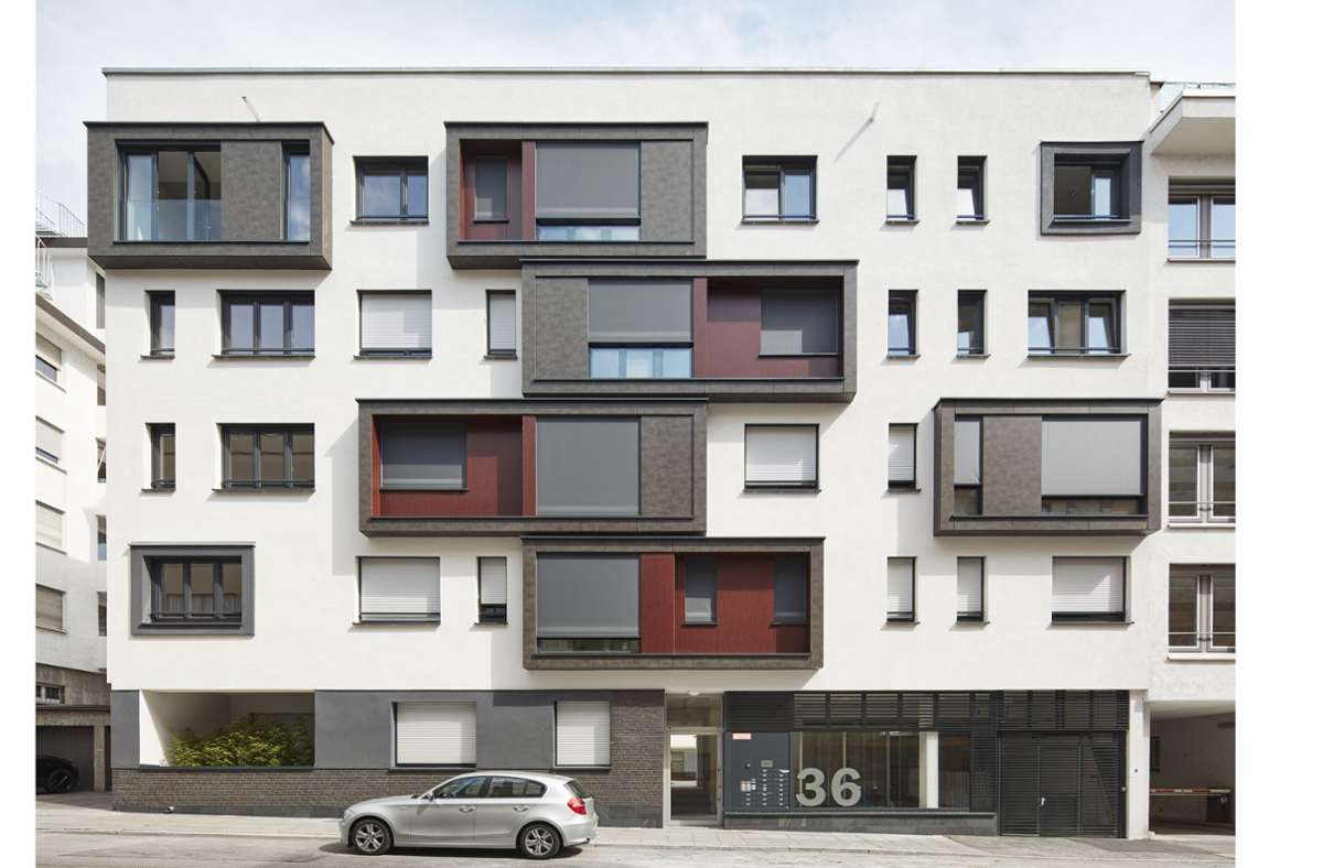 Die vorspringenden Fassadenteile sind auch eine Anspielung an gründerzeitliche Erker in der Nachbarschaft. Für die Umwidmung verlieh die Architektenkammer Baden-Württemberg dem Projekt eine Auszeichnung für „Beispielhaftes Bauen“.