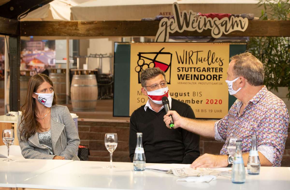 Tom Hörner (rechts), Journalist unserer Zeitung, lädt wieder zum Weindorftreff mit SWR 4 ein. Vor einem Jahren waren unter anderem die Zauberkünstlerin Roxanne und der VfB-Präsident Claus Vogt zu Gast.