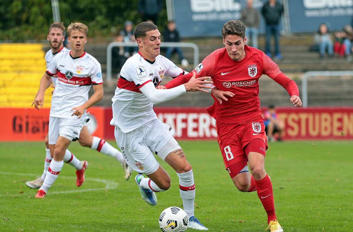 Luca Bazzoli läuft gegen Donny Bogicevic hinterher – der VfB-Spieler sah in der 88. Minuten die gelb-rote Karte.