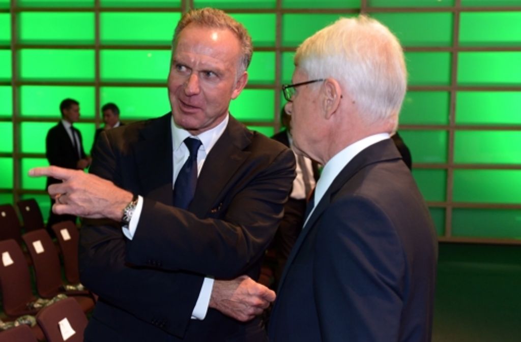 Borussia Dortmunds Präsident Reinhard Rauball (rechts) mit dem Vorstandsvorsitzenden des FC Bayern München, Karl-Heinz Rummenigge. Foto: Bongarts