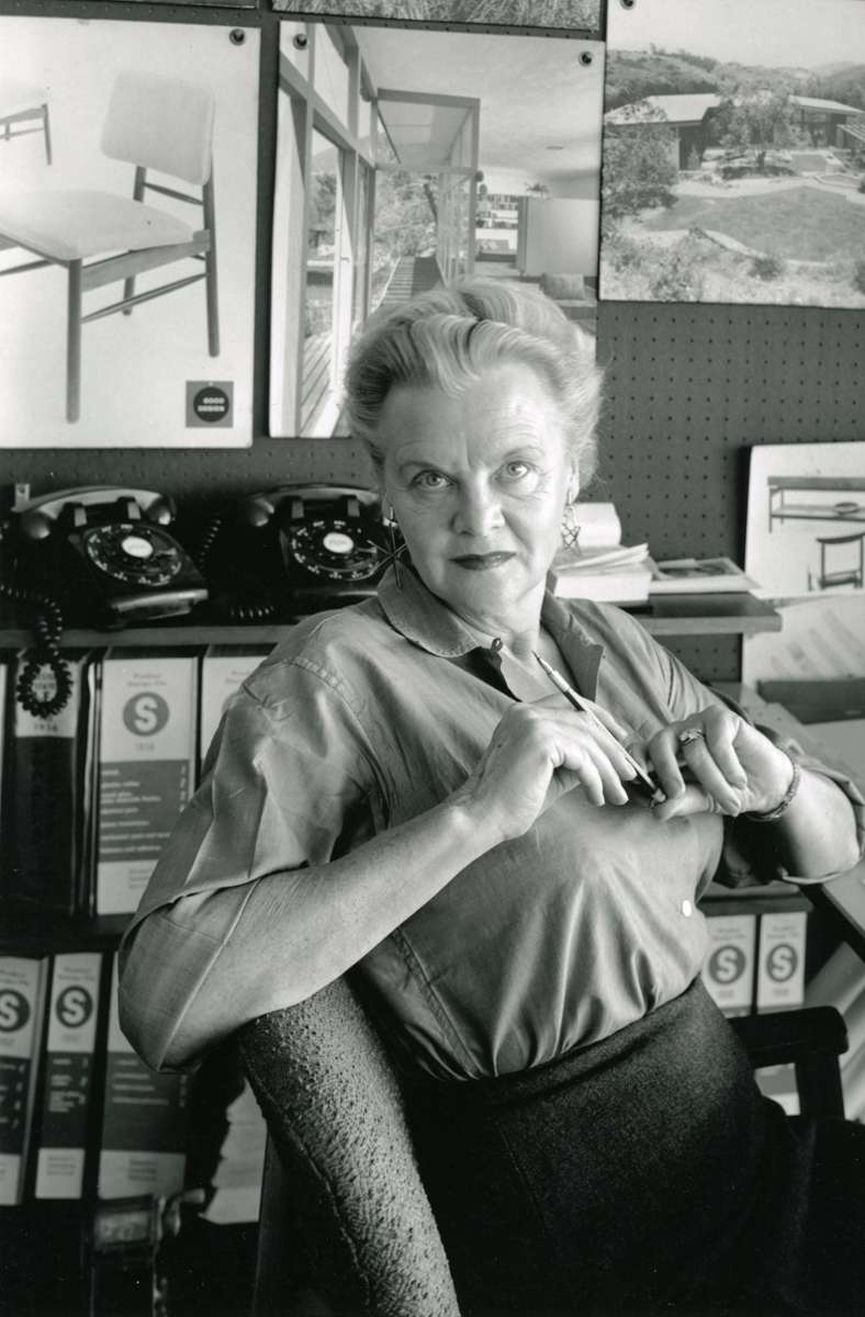 Greta Magnusson Grossman in ihrem Büro am Claircrest Drive, 1959.