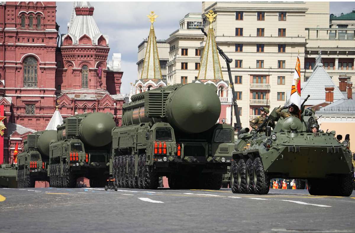 Russische ballistische RS-24 Yars-Raketen werden während der Militärparade zum „Tag des Sieges“ durch Moskau gefahren. Anlässlich des 77. Jahrestages des Endes des Zweiten Weltkriegs am 9. Mai 2022 feiert Russland – überschattet vom Krieg gegen die Ukraine – den Sieg über Hitler-Deutschland.
