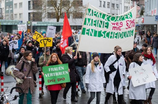 Demonstranten gehen in Gießen für die Streichung des Strafrechtsparagrafen 219a auf die Straße. Foto: epd