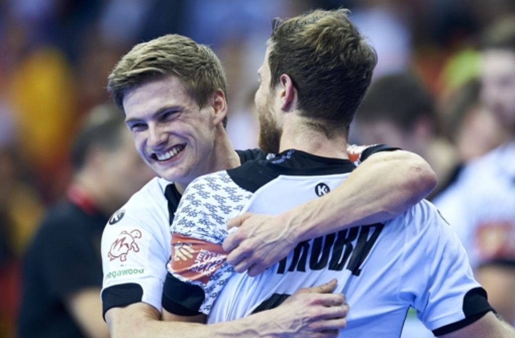Die neuen Handball-Europameister: Rune Dahmke (links) und Martin Strobel feierten ihren Erfolg auf dem Spielfeld.