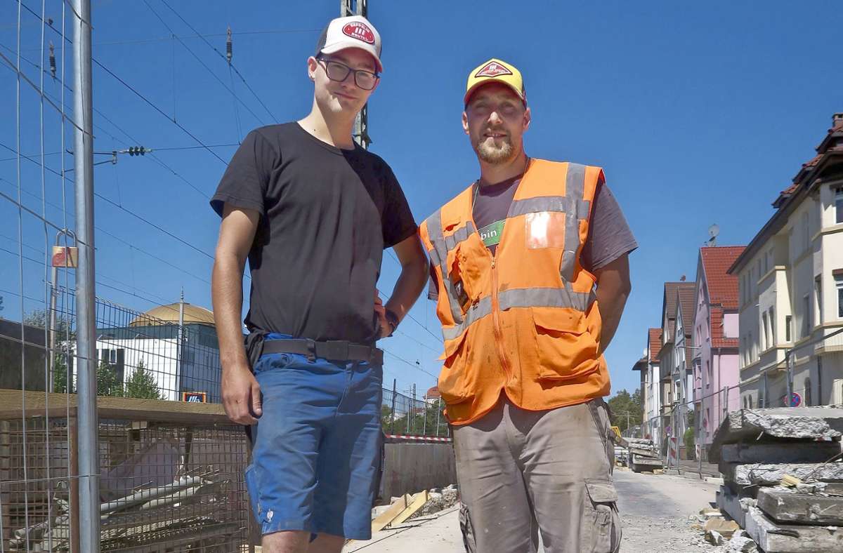 Eric Weiss (links) und sein Kollege Keven Aksak arbeiten bei 40 Grad draußen. Foto: /Feicht
