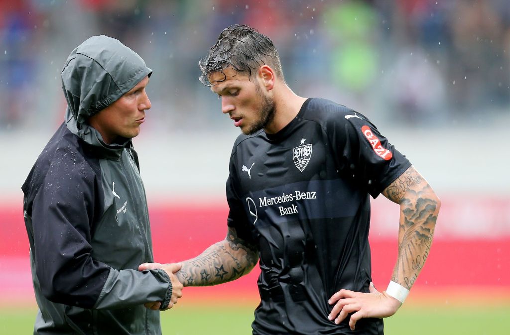 Trainer Hannes Wolf und Daniel Ginczek (VfB) im Regen.