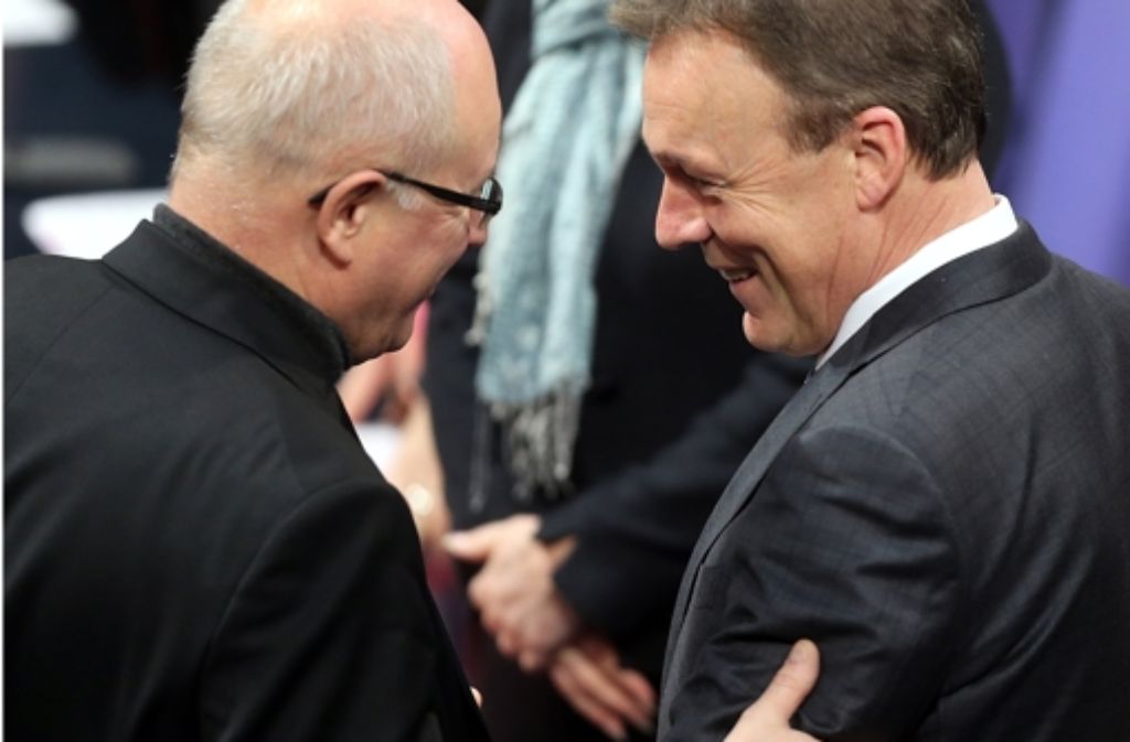 Fast wie beste Freunde: Volker Kauder und Thomas Oppermann begrüßen sich am Freitag im Bundestag. Foto: dpa