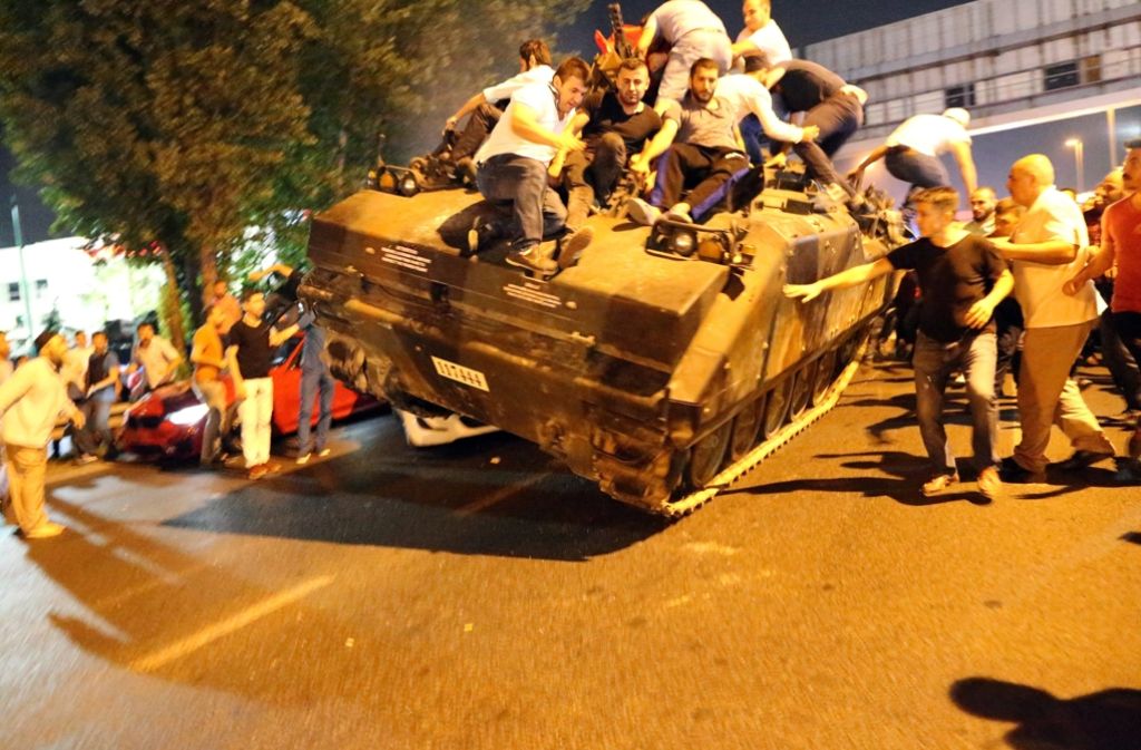 Ausnahmezustand in der Türkei: Demonstranten besetzen einen Panzer. Foto: dpa