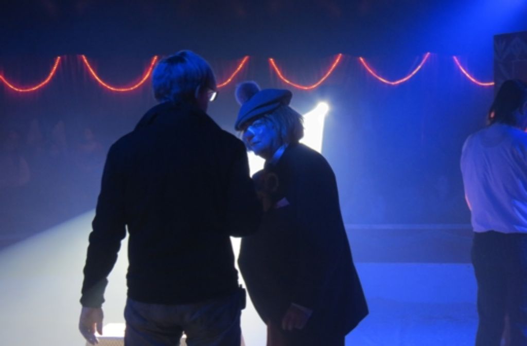 Dreharbeiten im Zirkuszelt auf dem Cannstatter Wasen. Heribert Sasse als Clown im Gespräch mit Regisseur Gero Weinreuter.