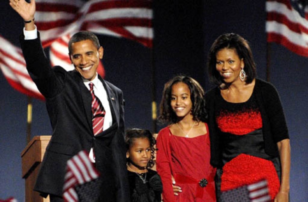 Am 4. November 2008 feiert Barack Obama seinen Wahlsieg gegen John McCain. Seine Frau Michelle (rechts) sowie die beiden Töchter Malia (zweite von rechts, damals zehn Jahre alt) und Sasha (zweite von links, damals sieben) freuen sich.