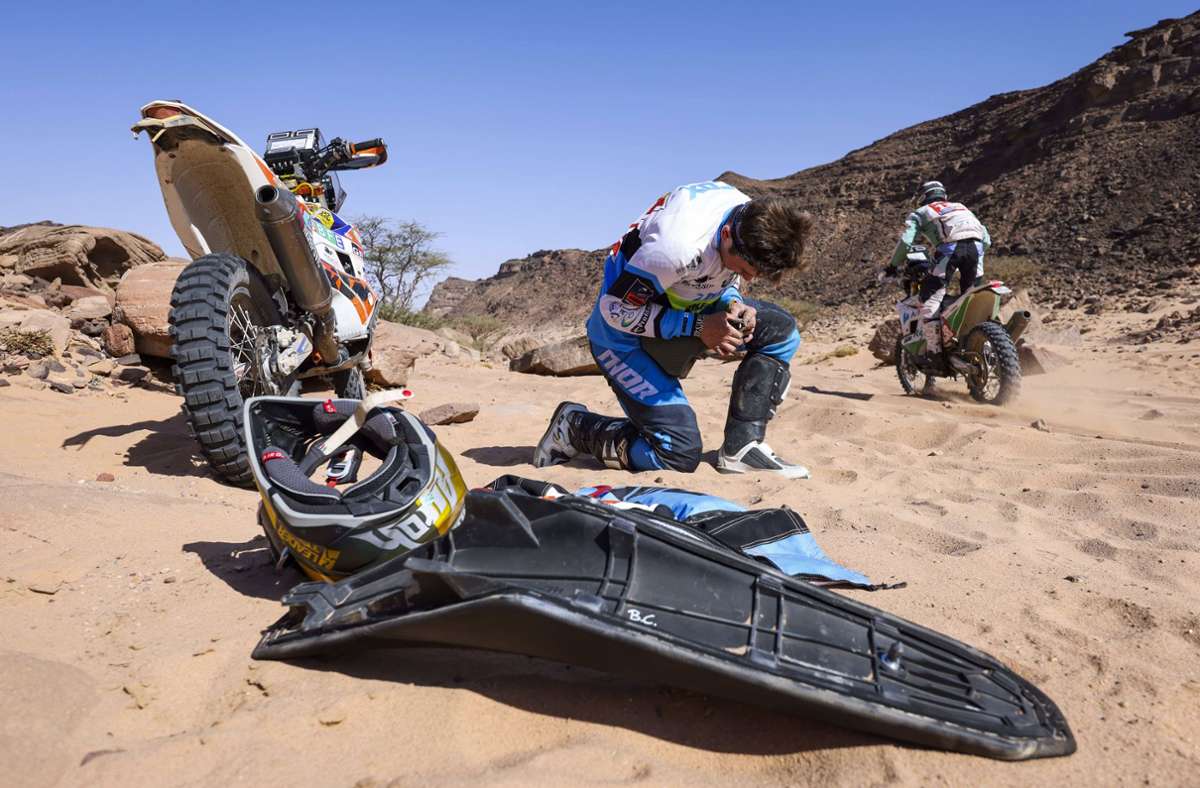 Wenn kein Gelber Engel auftaucht und die Konkurrenten vorbeiziehen, gilt die goldene Dakar-Regel: Hilf dir selbst.