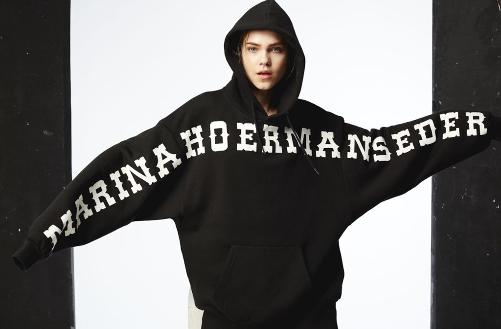 Marina Hoermanseder entwirft nicht nur extravagante Mode für den großen Auftritt, sondern auch Sweatshirts oder bunte Hoodies.