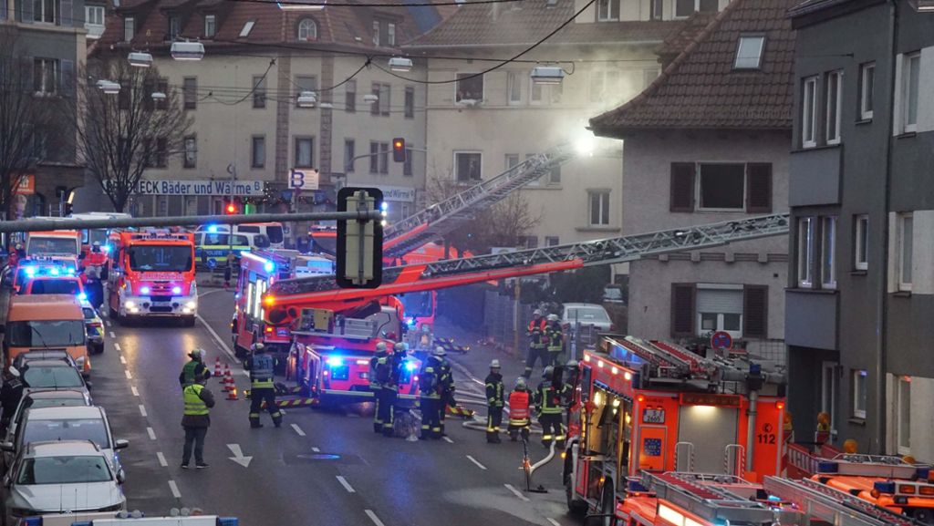 Brand in Stuttgart-Ost: Seniorin löst großen Feuerwehreinsatz aus