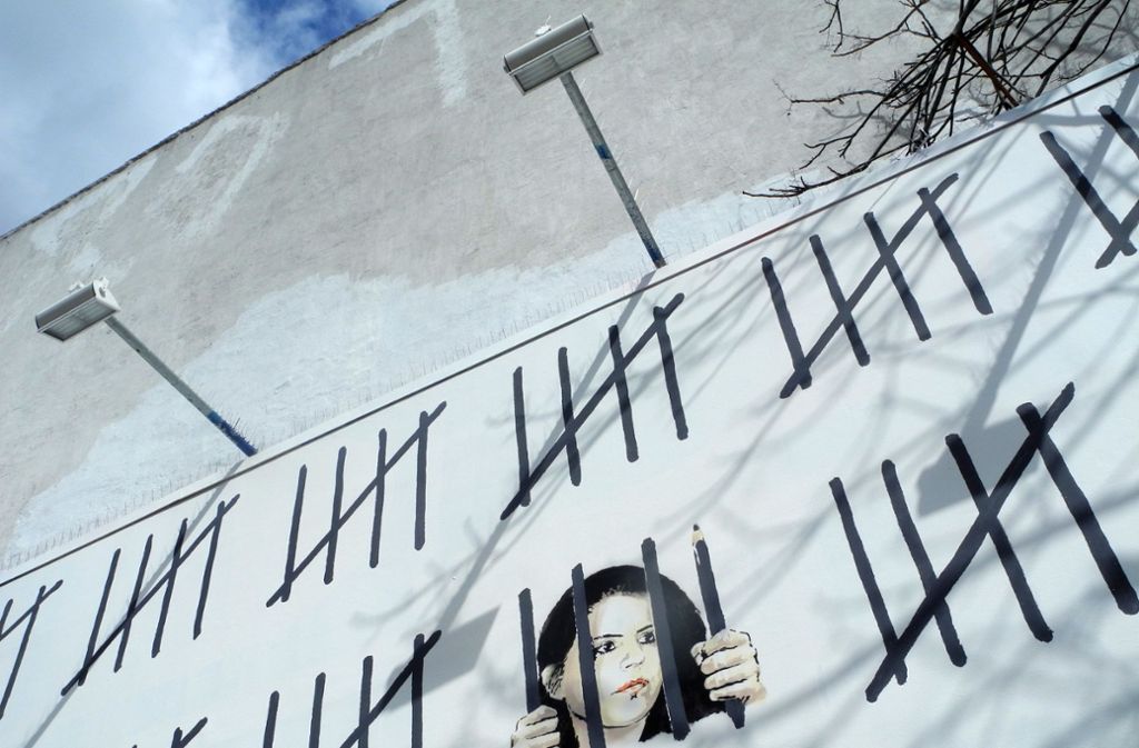 Protest In New York protestiert der Street-Art-Künstler mit einer Wandmalerei gegen die Inhaftierung der türkischen Malerin und Journalistin Zehra Dogan.