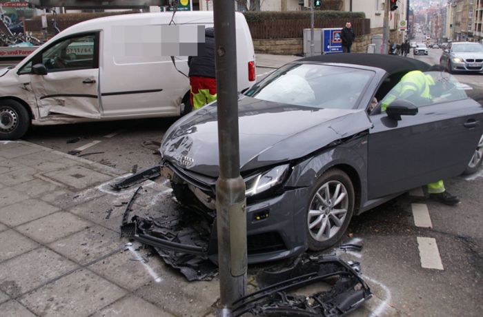 Unfall in Stuttgart: 36-Jähriger verletzt sich bei Zusammenprall  schwer