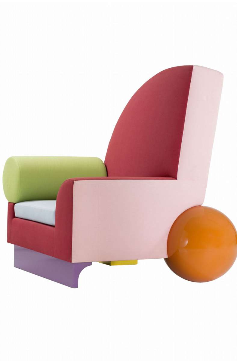 Bauhaus lässt grüßen – der Sessel „Bel-Air“ (1982) von Peter Shire spielt mit geometrischen Formen, das aber mir frechem Augenzwinkern.Vitra Design Museum/Jürgen Hans