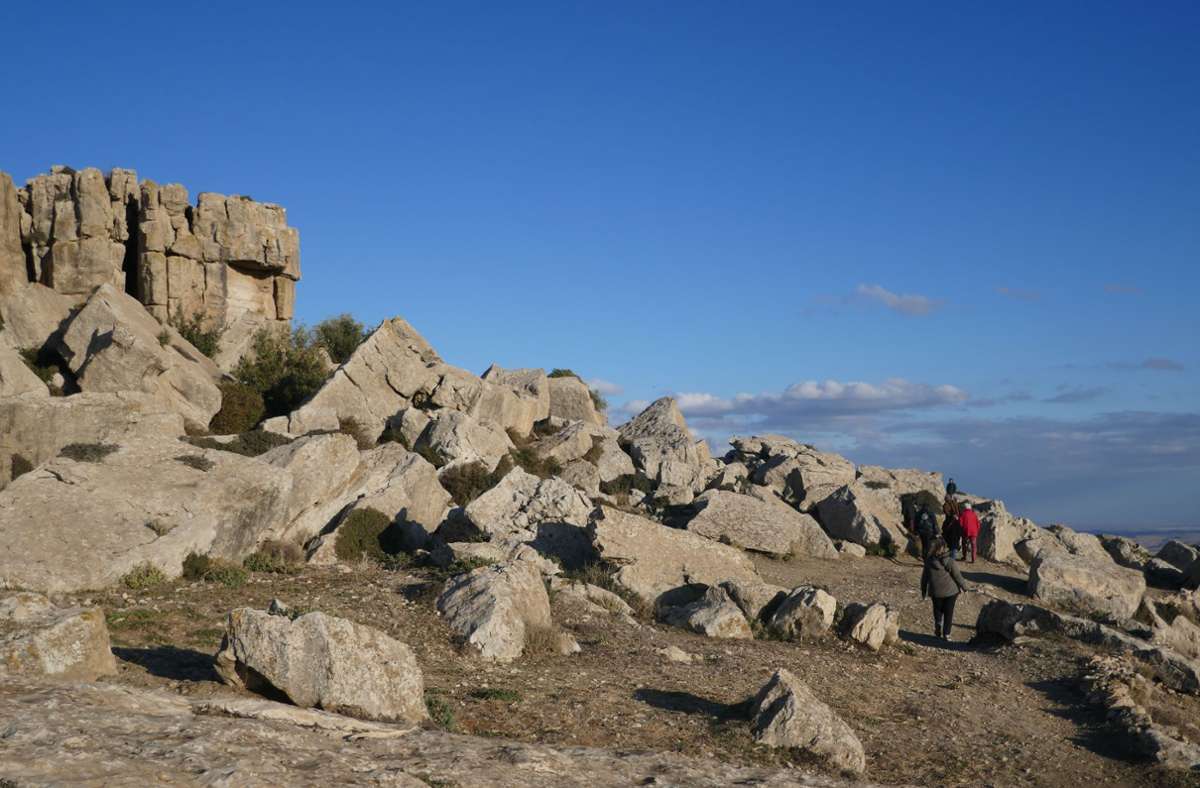 Im Berberdorf Kesra, das mit seiner Lage auf 1100 Meter den tunesischen Höhenrekord hält, scheint die Zeit stehen geblieben zu sein. Von dem auf römischen Ruinen erbauten Ort führen herrliche Wanderwege durch die Felsenlandschaft.