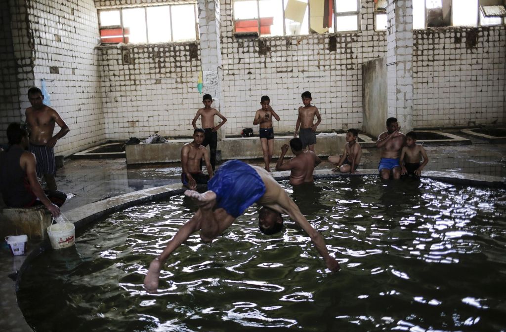 Badefreuden: Ein Badegast springt in einen mit Wasser von einer Schwefelquelle gefüllten Pool.
